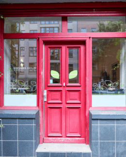 Haus Grünberger Eingangstür SOZIALES-BERLIN